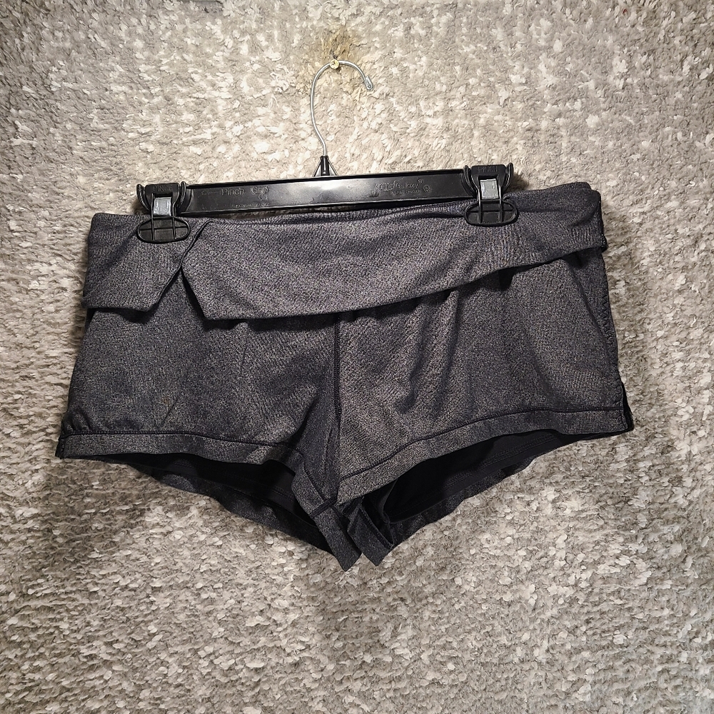 Lululemon Women’s It's Getting Hot In Here Shorts Size 6 Gray